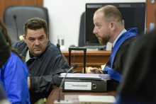 Obžalovaný Marian Kočner a jeho právny zástupca Marek Para sa rozprávajú počas pojednávania v prípade vraždy novinára Jána Kuciaka. FOTO: TASR/Pavol Zachar