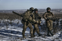 Ukrajinskí vojaci počas bojov medzi ukrajinskou a ruskou armádou o mesto Soledar v Doneckej oblasti na východe Ukrajiny. FOTO: TASR/AP