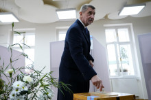 Bývalý premiér Českej republiky a kandidát na prezidenta Andrej Babiš počas hlasovania vo volebnej miestnosti v 1. kole prezidentských volieb. FOTO: TASR/AP
