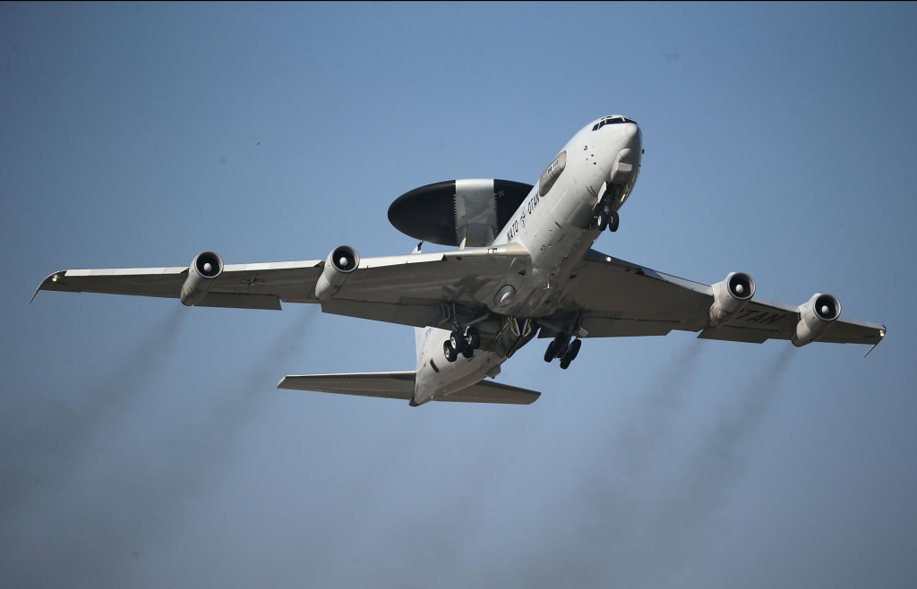 Lietadlo AWACS ​môže odovzdať informácie všetkým ostatným lietadlám vo vzdušnom priestore, ktoré sú na to technicky vybavené. AWACS možno využiť aj ako lietajúce veliteľské stanovište. FOTO: TASR/DSA