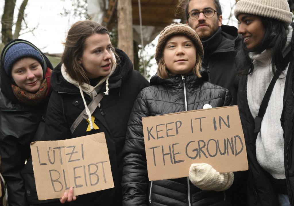 Švédska klimatická aktivistka Greta Thunbergová  navštívila s ďalšími aktivistami dedinu Lützerath pri nemeckom meste Erkelenz. FOTO: TASR/AP
