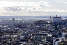 Na snímke výhľad na Bratislavu z Národnej banky Slovenska, v popredí mestská časť Staré Mesto. FOTO: TASR/Dano Veselský