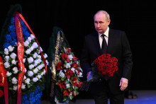 Ruský prezident Vladimir Putin drží kyticu kvetov počas pohrebu Murtazu Rachimova, prvého prezidenta ruskej republiky Baškortostan v meste Ufa 13. januára 2023. FOTO: TASR/AP