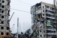 Raketov&yacute; &uacute;tok na tento bytov&yacute; dom v Dnipre sp&ocirc;sobil, že 100 až 200 os&ocirc;b je teraz bez domova, pričom okolo 1 700 obyvateľov nem&aacute; elektrinu a teplo. FOTO: REUTERS