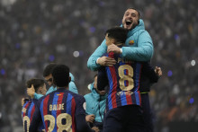 Futbalisti Barcelony sa tešia po výhre vo finále španielskeho Superpohára FC Barcelona - Real Madrid v Rijáde v nedeľu 15. januára 2023. FOTO: TASR/AP