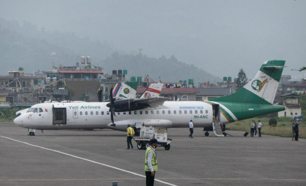 Archívna fotka lietadla Yeti Airlines ATR-72 500 na letisku v Pokhare, v Nepále. FOTO: REUTERS