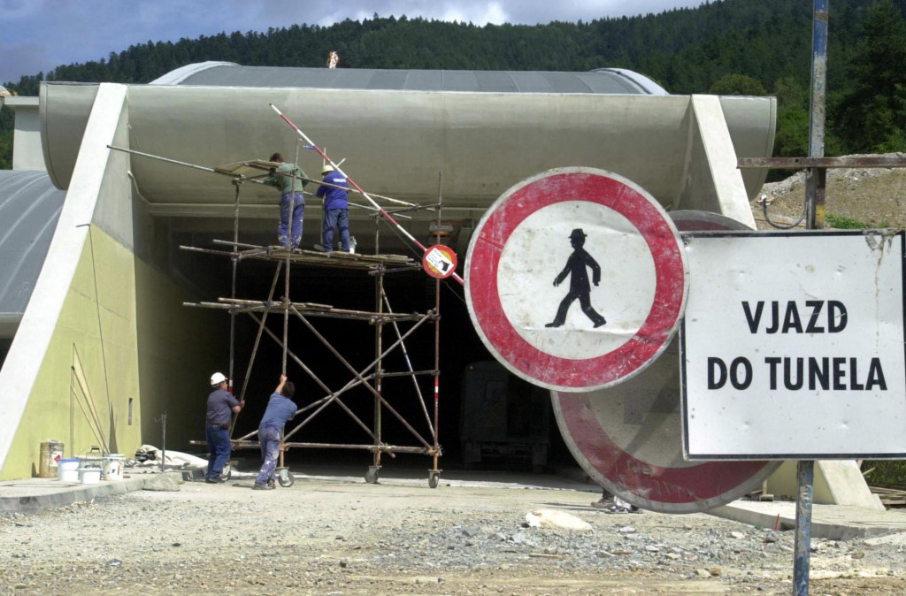 Najstarší diaľničný tunel na Slovensku čelí problémom aj 20 rokov po jeho sprejazdnení. Na snímke práce na povrchových náteroch zapadného portálu nad obcou Korytné v roku 2002. FOTO: TASR/M. Kapusta