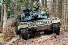 Tank Leopard 2 poľskej arm&aacute;dy stoj&iacute; v zalesnenej oblasti počas medzin&aacute;rodn&eacute;ho vojensk&eacute;ho cvičenia vo vojenskom v&yacute;cvikovom priestore Hohenfels. FOTO: TASR/AP