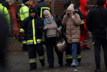 Z&aacute;chrann&eacute; pr&aacute;ce v meste Dnipro. FOTO: Reuters