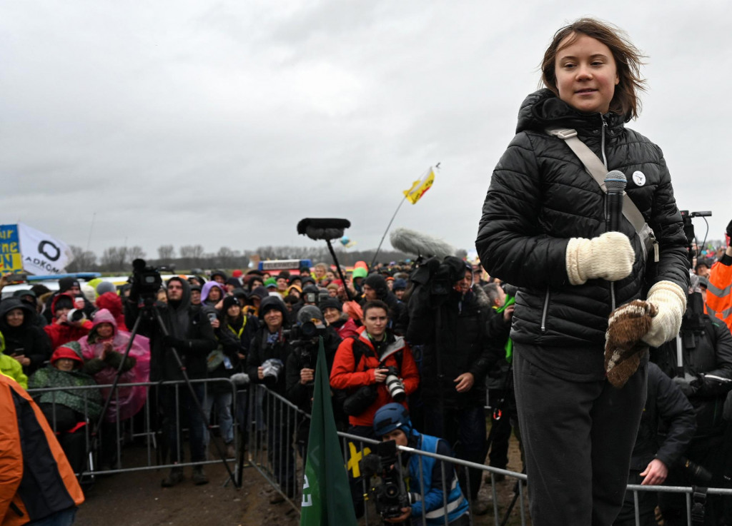 Švédska klimatická aktivistka Greta Thunbergová vystupuje na proteste, na ktorom odsúdila zámer zbúrať nemeckú dedinu Lützerath, aby sa tak vytvoril priestor pre rozšírenie uhoľnej bane. FOTO: TASR/AP