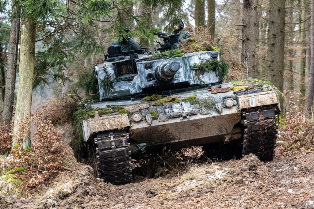Tank Leopard 2 poľskej armády stojí v zalesnenej oblasti počas medzinárodného vojenského cvičenia vo vojenskom výcvikovom priestore Hohenfels. FOTO: TASR/AP