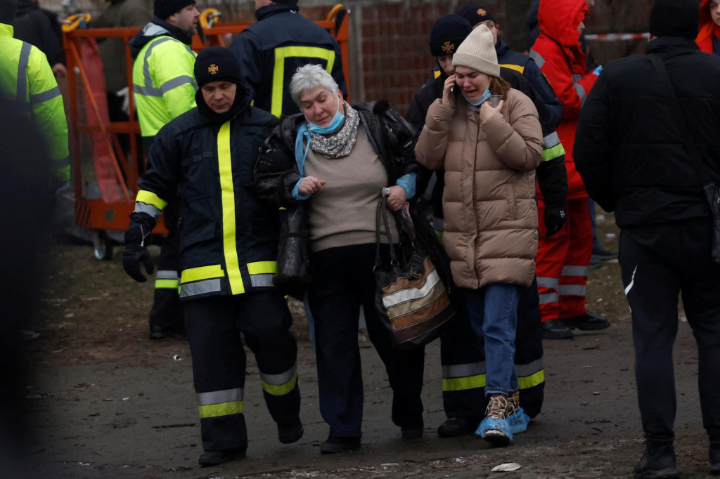 Záchranné práce v meste Dnipro. FOTO: Reuters