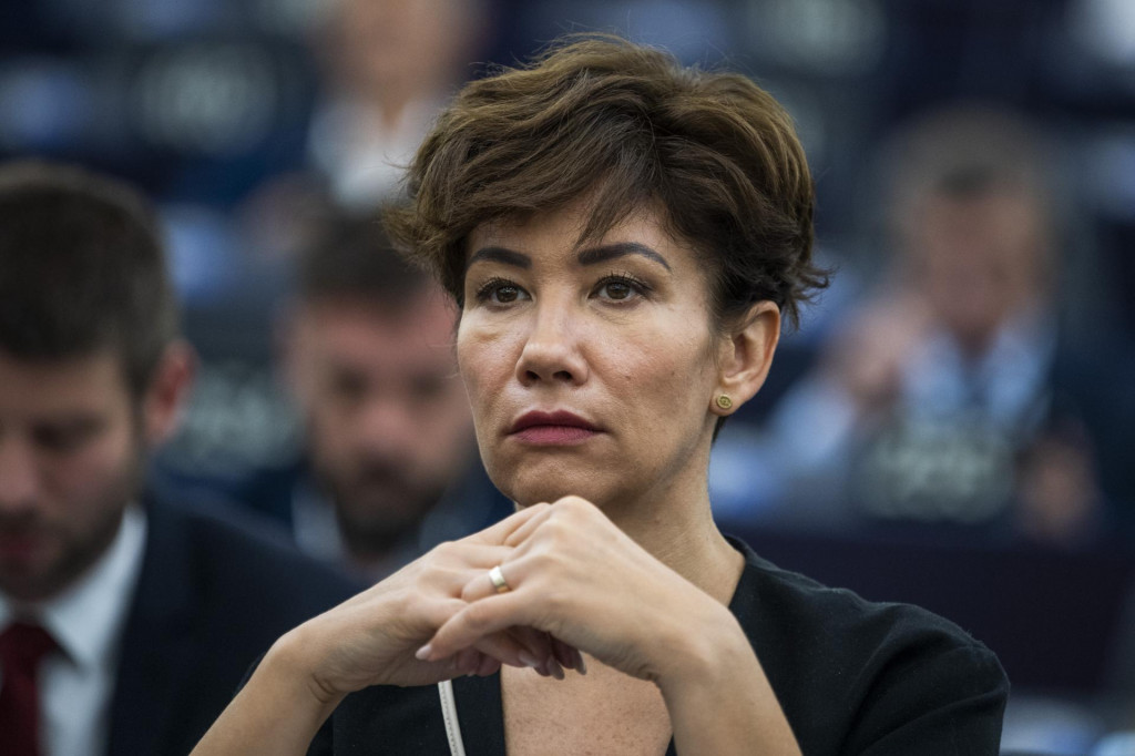 Lucia Ďuri&scaron; Nicholsonov&aacute; čochv&iacute;ľa predstav&iacute; svoju stranu. FOTO: TASR/J. Nov&aacute;k