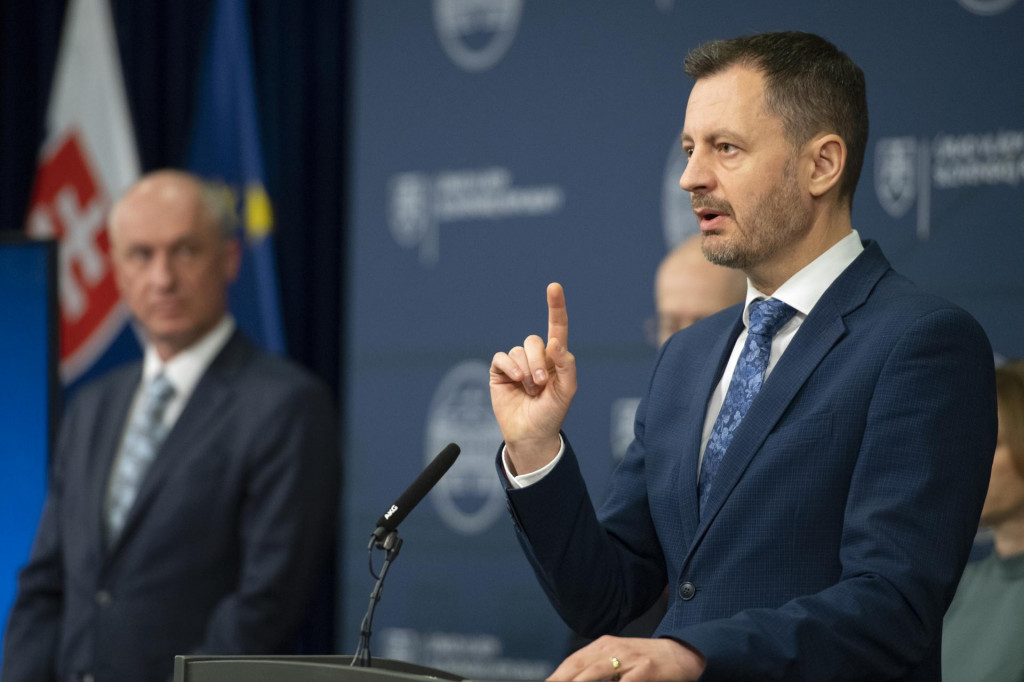 Na sn&iacute;mke vpravo dočasne poveren&yacute; premi&eacute;r a minister financi&iacute; Eduard Heger a dočasne poveren&yacute; minister hospod&aacute;rstva Karel Hirman. FOTO: TASR/P. Neubauer