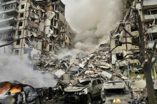 Výšková obytná budova, ktorú zasiahol raketový útok ruskej armády. FOTO: TASR/AP