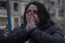 Žena reaguje pri pohľade na trosky výškovej obytnej budovy po sobotňajšom raketovom útoku ruskej armády v meste Dnipro na východe Ukrajiny. FOTO: TASR/AP