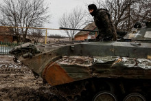 Ukrajinský vojak stojí v bojovom vozidle pechoty BMP-2 na frontovej línii neďaleko mesta Soledar v Doneckej oblasti. FOTO: Reuters