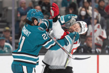 Michael Eyssimont zo San Jose Sharks a ľavé krídlo tímu New Jersey Devils Tomáš Tatar sa pobili počas predĺženia. FOTO: USA TODAY Sports/Stan Szeto