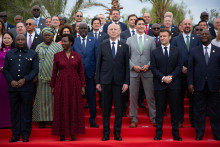 Tuniský prezident Kaís Saíd (uprostred) privítal na Djerbe Emnanuela Macrona, Justina Trudeaua i ďalších lídrov. FOTO: Francophonie Djerba 2022