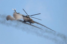 Helikoptéra strieľa počas vojenských cvičení ozbrojených síl Ruska a Bieloruska v regióne Grodno v Bielorusku. Záber bol zhotovený 12. februára minulého roku, krátko nato sa začala ruská invázia na Ukrajinu. FOTO: Reuters