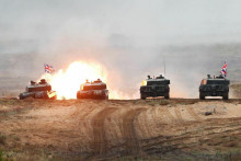 Výstrel tanku Challenger 2 britskej armády počas cvičenia bojovej skupiny Iron Spear 2019 s posilnenou predsunutou prítomnosťou NATO v, Lotyšsku. FOTO: REUTERS