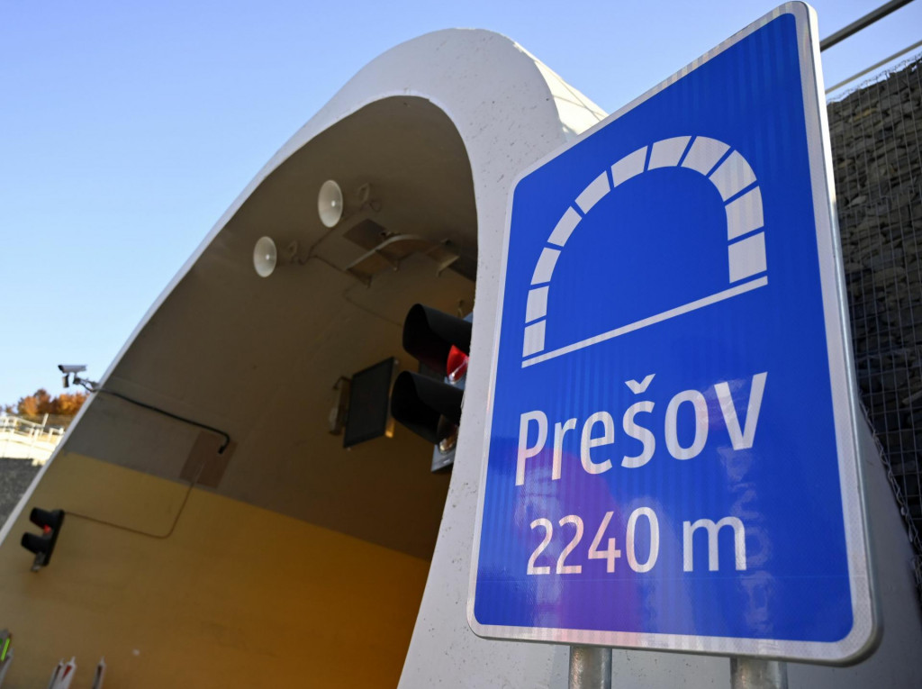 Otvorenie obchvatu Prešova príjmové nerovnosti v krajine zatiaľ nepomáha zrovnať. FOTO: TASR/R. Hanc