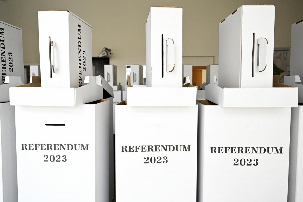 Volebné schránky pre okrskové volebné komisie pre nadchádzajúce referendum. FOTO: TASR/Radovan Stoklasa
