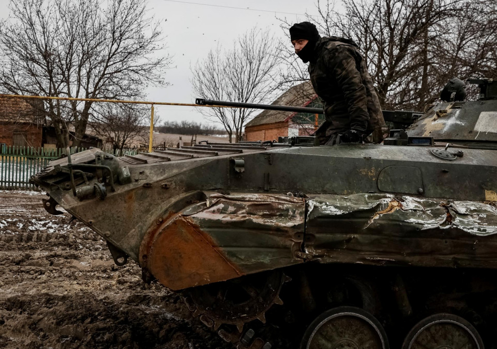 Ukrajinský vojak stojí v bojovom vozidle pechoty BMP-2 na frontovej línii neďaleko mesta Soledar v Doneckej oblasti. FOTO: Reuters