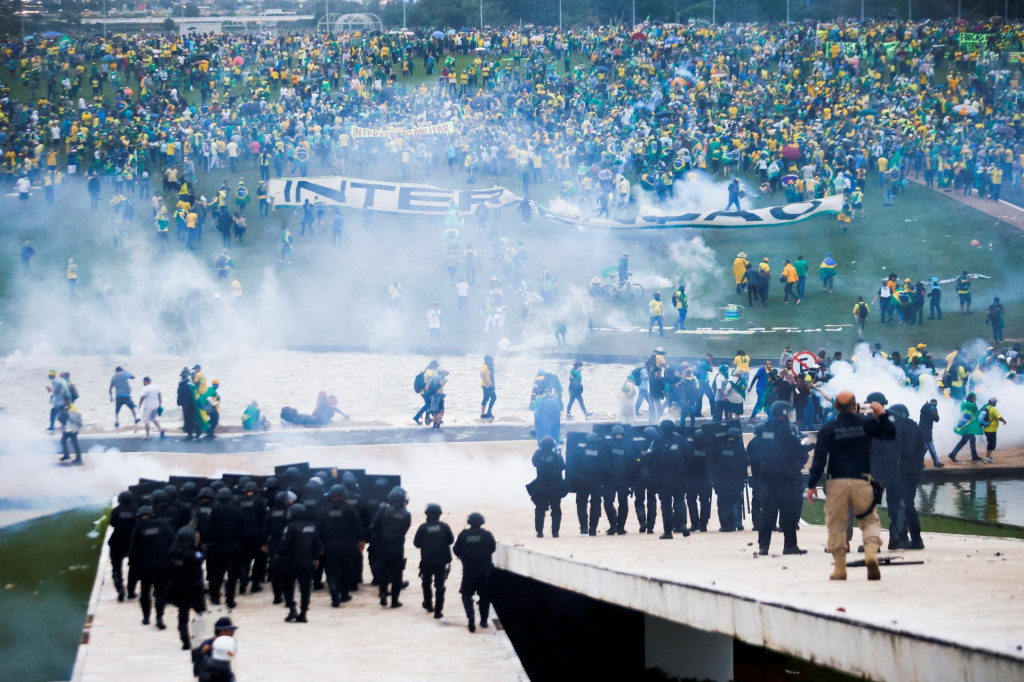 Stúpenci bývalého brazílskeho prezidenta Jaira Bolsonara demonštrujú proti prezidentovi Luizovi Inaciovi Lulovi da Silvovi. FOTO: Reuters