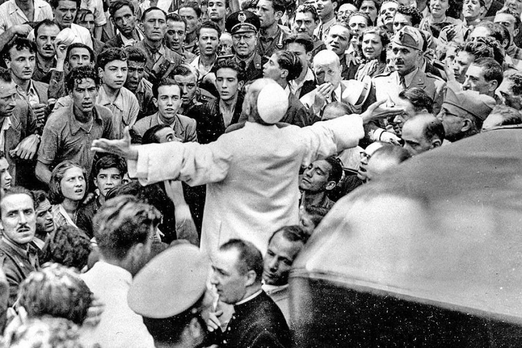 Pápež Pius XII. medzi obyvateľmi Ríma po spojeneckom bombardovaní mesta v októbri 1943.