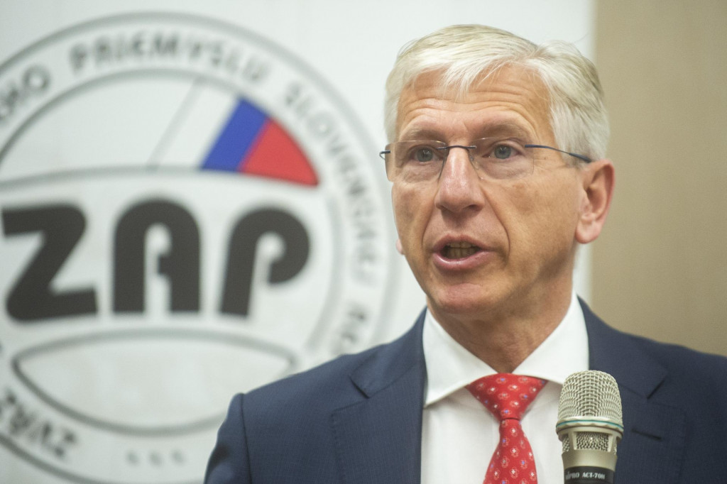 Prezident Zv&auml;zu automobilov&eacute;ho priemyslu Alexander Matu&scaron;ek počas tlačovej konferencie. FOTO: TASR/Jakub Kotian