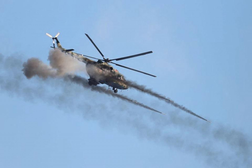 Helikoptéra strieľa počas vojenských cvičení ozbrojených síl Ruska a Bieloruska v regióne Grodno v Bielorusku. Záber bol zhotovený 12. februára minulého roku, krátko nato sa začala ruská invázia na Ukrajinu. FOTO: Reuters