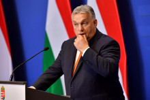 Maďarský predseda vlády Viktor Orbán si myslel, že zastropovaním cien benzínu s infláciou vybabre, no opak je pravdou a Maďari majú najvyšší rast cien v EÚ. FOTO: Reuters