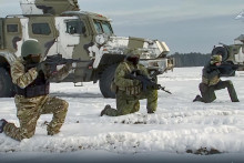 Ruskí vojaci počas vojenského cvičenia na nešpecifikovanom mieste v Bielorusku. FOTO: TASR/AP