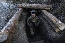 Ukrajinský vojak stojí na svojej pozícii na frontovej línii pri meste Bachmut v Doneckej oblasti na východe Ukrajiny. FOTO: TASR/AP
