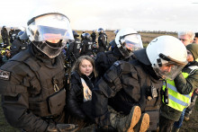 Gretu Thunberg polícia zadržala na proteste v Nemecku