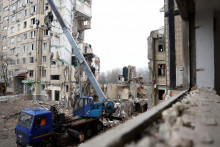 Celkový pohľad na miesto, kde bol pri ruskom raketovom útoku počas ruského útoku na Ukrajinu ťažko poškodený bytový dom v Dnipre. FOTO: REUTERS