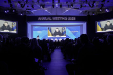Ukrajinský prezident Volodymyr Zelenskyj počas prejavu na obrazovke prostredníctvom videokonferencie k účastníkom na výročnom zasadnutí Svetového ekonomického fóra. FOTO: TASR/AP