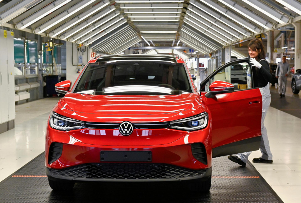 Nemecký koncern Volkswagen zostal minulý rok lídrom na európskom trhu. FOTO: Reuters