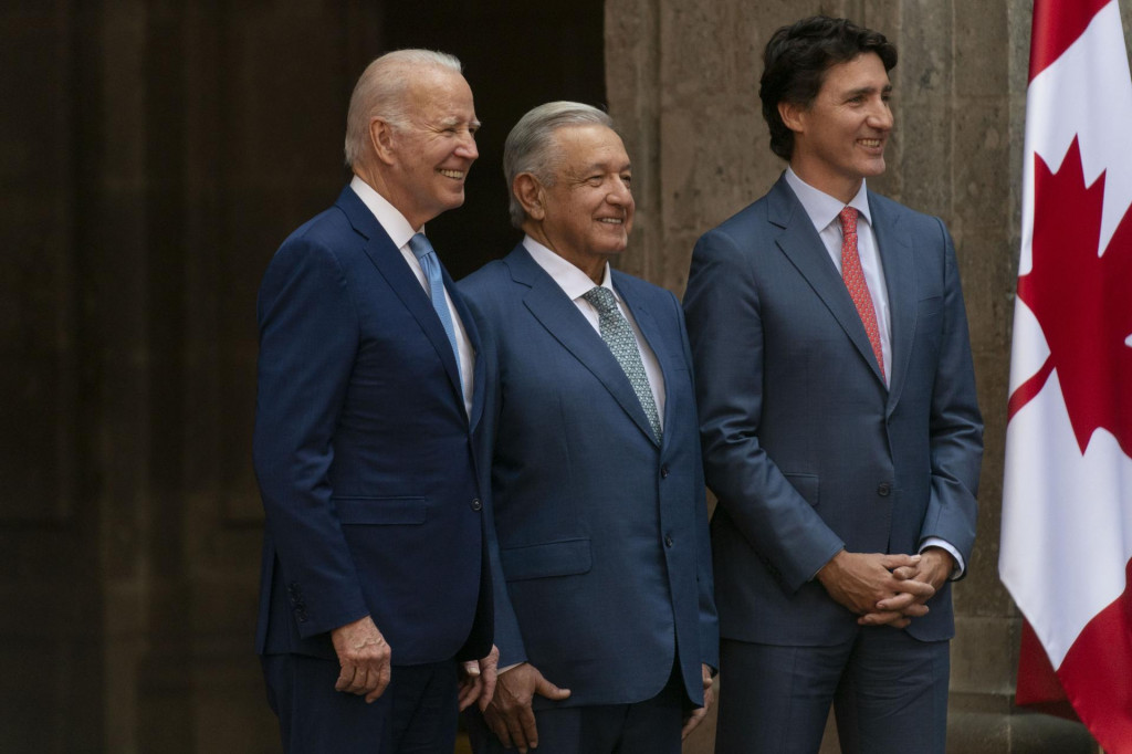 Americký prezident Joe Biden, mexický prezident Andrés Manuel López Obrador a kanadský premiér Justin Trudeau na summite severoamerických lídrov v Mexiko City 10. januára 2023. FOTO: TASR/AP