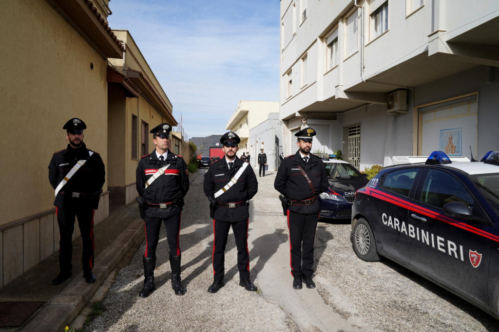 Policajti strážia neďaleko úkrytu Mattea Messinu Denara, najhľadanejšieho mafiánskeho bossa v Taliansku. FOTO: Reuters