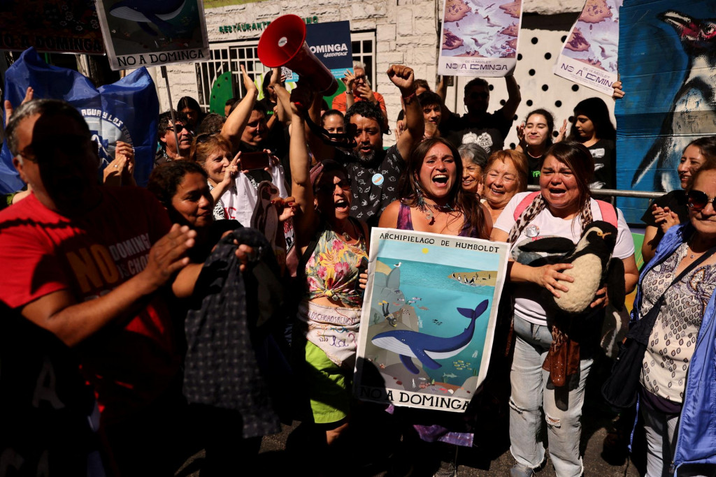 Environmentálni aktivisti po tom, čo čilský výbor ministrov zamietol povolenie na projekt ťažby medi a železa. FOTO: Reuters