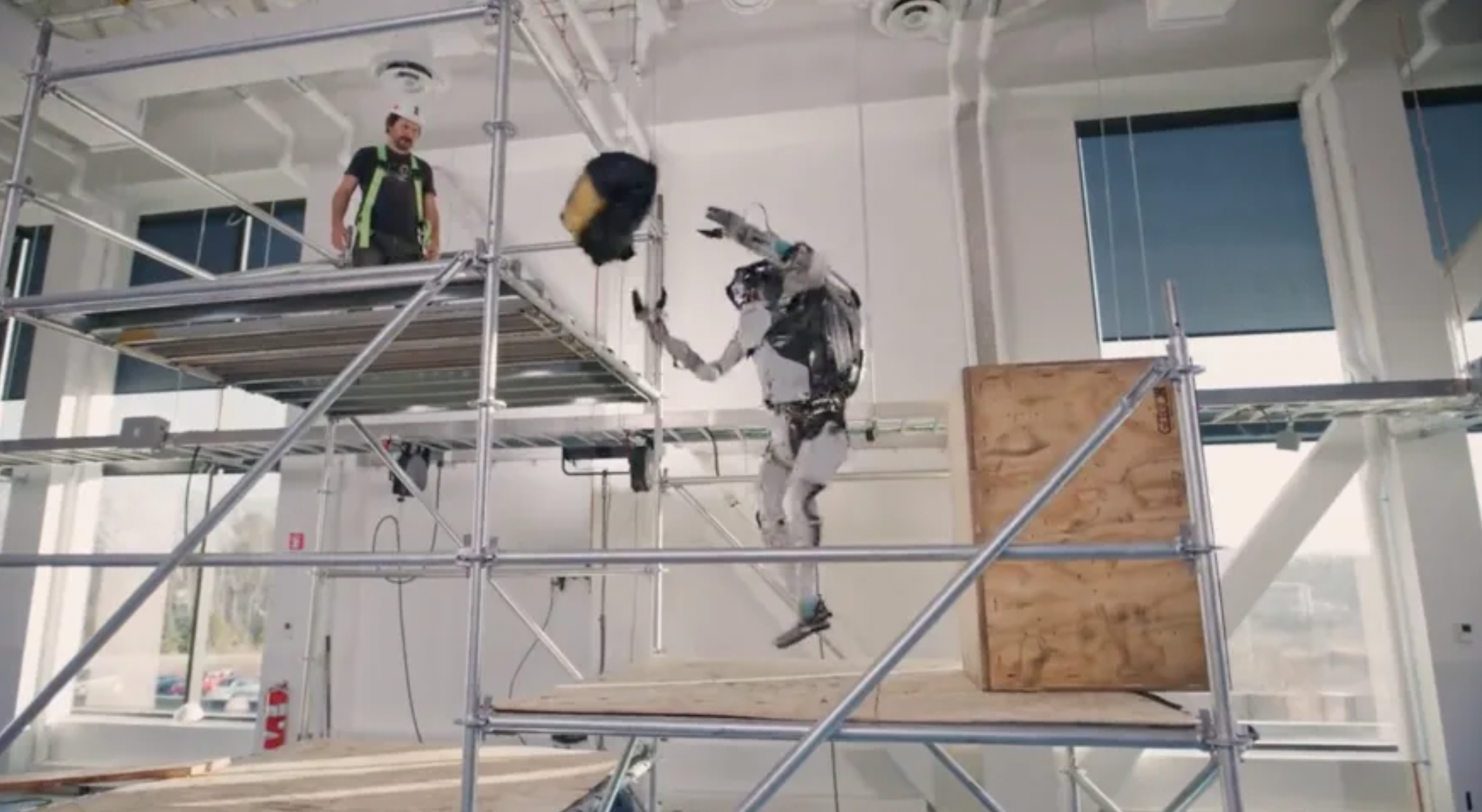 Boston Dynamics predvádza so svojím robotom ďalšie neuveriteľné kúsky. Atlas takto podal inžinierom tašku