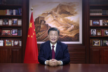Čínsky prezident Si Ťin-pching vystupuje v štátnej televízii s novoročným prejavom v Pekingu. FOTO: TASR/AP