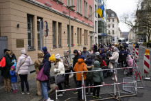Ukrajinci čakajú pred konzulárnym oddelením ukrajinského veľvyslanectva v Berlíne. FOTO: TASR/AP