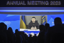 Ukrajinský prezident Volodymyr Zelenskyj počas prejavu na obrazovke prostredníctvom videokonferencie na výročnom zasadnutí Svetového ekonomického fóra. FOTO: TASR/AP