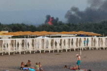 Ruskou vojenskou základňou Novofedorivka otriasli explózie počas vrcholiacej letnej sezóny na polostrove Krym. FOTO: Reuters