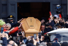 Nosiči nesú rakvu herečky Giny Lollobrigidy na jej pohreb v Bazilike Panny Márie v Montesante. FOTO: Reuters