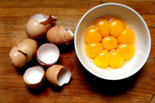 Škrupiny z vajec nevyhadzujte, môžete ich totiž využiť pri starostlivosti o domácnosť.