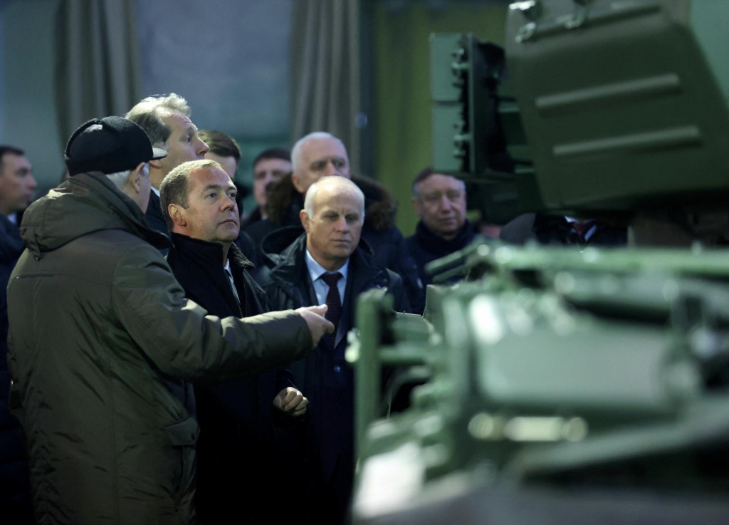 Podpredseda ruskej bezpečnostnej rady Dmitrij Medvedev navštívil závod na opravu tankov a obrnených vozidiel v Petrohrade. FOTO: Reuters